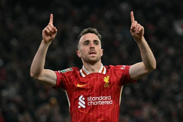 O atacante português nº 20 do Liverpool, Diogo Jota, comemora depois de marcar um gol durante a partida de futebol da terceira rodada da Copa da Liga Inglesa entre Liverpool e West Ham United em Anfield, em Liverpool, noroeste da Inglaterra, em 25 de setembro de 2024. 