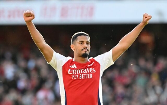 William Saliba, do Arsenal, comemora em tempo integral após a vitória do time na partida da Premier League entre Arsenal FC e Leicester City FC, no Emirates Stadium, em 28 de setembro de 2024, em Londres, Inglaterra