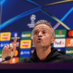 O técnico do Paris Saint Germain, Luis Enrique, durante uma coletiva de imprensa no Emirates Stadium, em Londres.