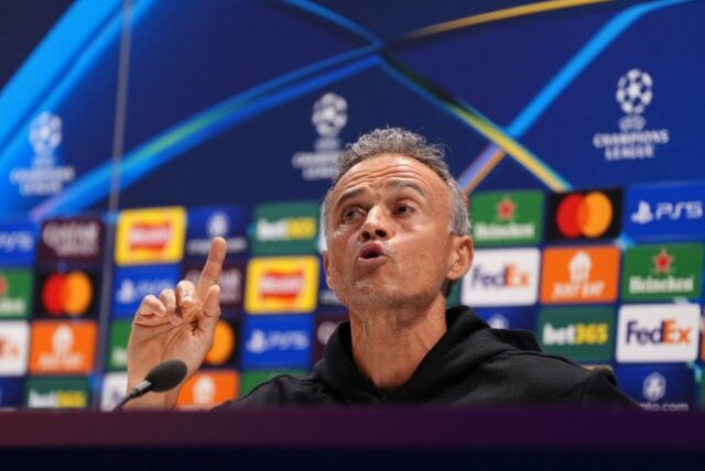 O técnico do Paris Saint Germain, Luis Enrique, durante uma coletiva de imprensa no Emirates Stadium, em Londres.