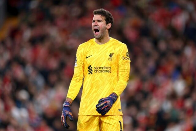 Alisson Becker, do Liverpool, reage durante a partida da fase MD2 da Liga dos Campeões da UEFA 2024/25 entre Liverpool FC e Bologna FC 1909, em Anfield, em 02 de outubro de 2024, em Liverpool, Inglaterra.