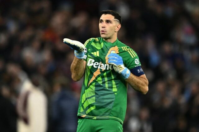 Emiliano Martinez, do Aston Villa, comemora após a partida contra o Bayern de Munique pela Liga dos Campeões