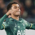 Brennan Johnson, do Tottenham Hotspur, comemora o gol de sua equipe com seus companheiros para fazer o 2 a 0 Ferencvaros x Tottenham Hotspur