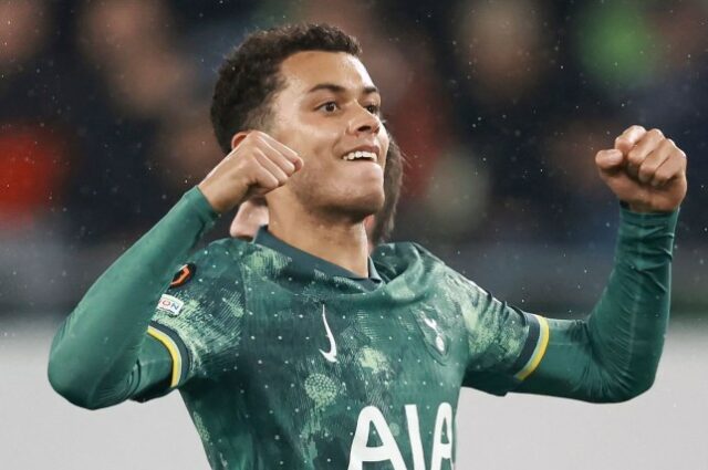 Brennan Johnson, do Tottenham Hotspur, comemora o gol de sua equipe com seus companheiros para fazer o 2 a 0 Ferencvaros x Tottenham Hotspur