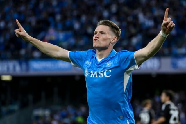 Scott McTominay, do SSC Napoli, comemora após marcar o gol de 1 a 0 durante a partida de futebol da Série A entre SSC Napoli e Como 1907, no estádio Diego Armando Maradona, em Napoli