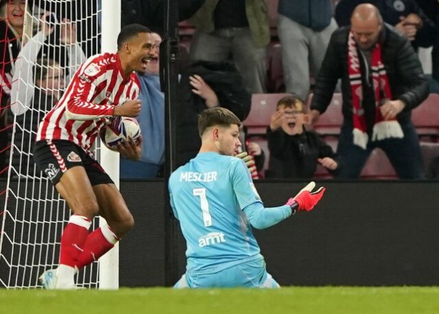 Illan Meslier observa depois de não conseguir evitar um cruzamento de Alan Browne, do Sunderland (não na foto)