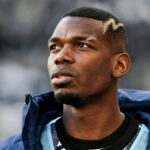 Paul Pogba observa antes da partida de futebol da Série A italiana entre Juventus e Monza, no Estádio da Juventus, em Torino, em 29 de janeiro de 2023. A proibição de drogas do meio-campista francês foi reduzida de 4 anos para 18 meses, anunciou o Tribunal Arbitral do Esporte em 4 de outubro de 2024.