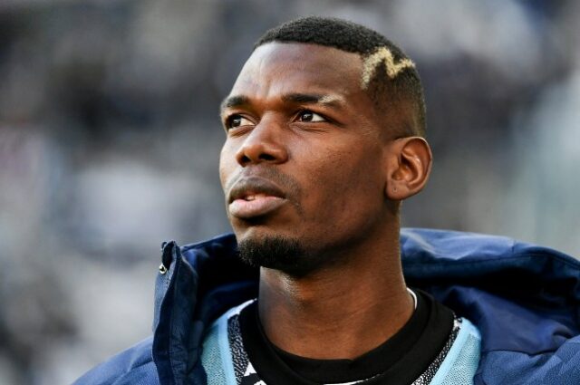 Paul Pogba observa antes da partida de futebol da Série A italiana entre Juventus e Monza, no Estádio da Juventus, em Torino, em 29 de janeiro de 2023. A proibição de drogas do meio-campista francês foi reduzida de 4 anos para 18 meses, anunciou o Tribunal Arbitral do Esporte em 4 de outubro de 2024.