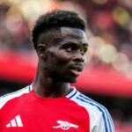 Bukayo Saka, do Arsenal FC, observa durante a partida da Premier League entre Arsenal FC e Southampton FC no Emirates Stadium