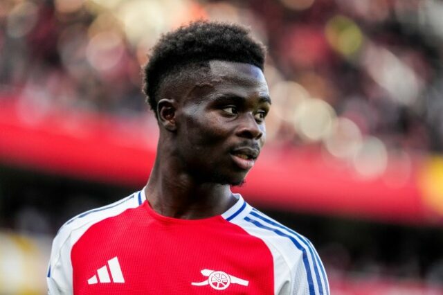 Bukayo Saka, do Arsenal FC, observa durante a partida da Premier League entre Arsenal FC e Southampton FC no Emirates Stadium