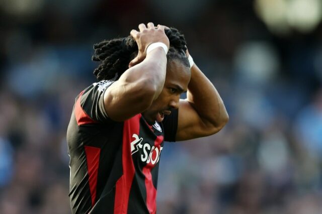 Adama Traore, do Fulham, reage após uma chance perdida durante a partida da Premier League entre Manchester City FC e Fulham FC, no Etihad Stadium