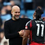 Pep Guardiola, técnico do Manchester City, e Adama Traore, do Fulham, durante a partida da Premier League entre Manchester City FC e Fulham FC no Etihad Stadium em 5 de outubro de 2024 em Manchester, Inglaterra.