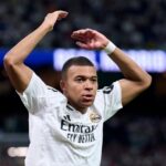 Kylian Mbappe do Real Madrid CF reage durante a partida da LaLiga entre Real Madrid CF e Villarreal CF no Estádio Santiago Bernabeu em 05 de outubro de 2024 em Madrid, Espanha.