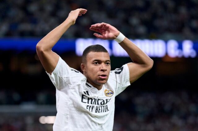 Kylian Mbappe do Real Madrid CF reage durante a partida da LaLiga entre Real Madrid CF e Villarreal CF no Estádio Santiago Bernabeu em 05 de outubro de 2024 em Madrid, Espanha.