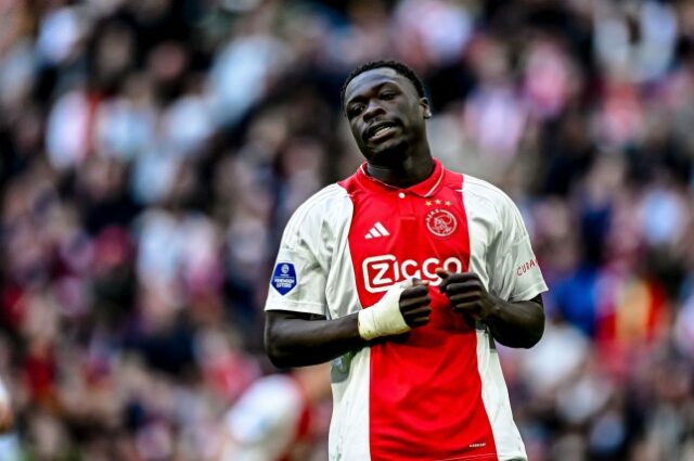 O atacante do Ajax Amsterdam, Brian Brobbey, joga durante a partida entre Ajax e Groningen na Johan Cruijff ArenA