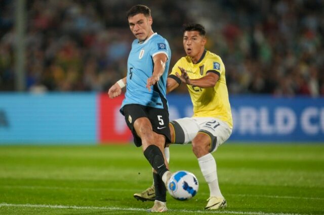 Alan Franco, do Equador, à esquerda, desafia Manuel Ugarte, do Uruguai, durante uma partida de futebol das eliminatórias para a Copa do Mundo FIFA 2026, no estádio Centenário, em Montevidéu, Uruguai, terça-feira, 15 de outubro de 2024. (AP Photo/Matilde Campodonico)