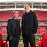 Thomas Tuchel (à direita) e o assistente Anthony Barry são apresentados pela Inglaterra