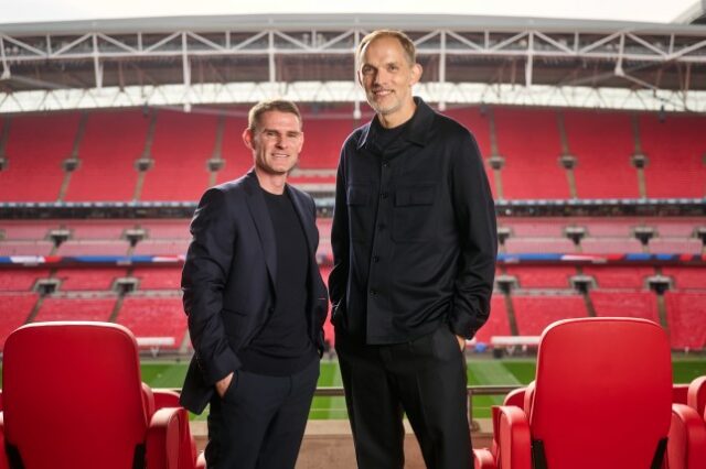 Thomas Tuchel (à direita) e o assistente Anthony Barry são apresentados pela Inglaterra 