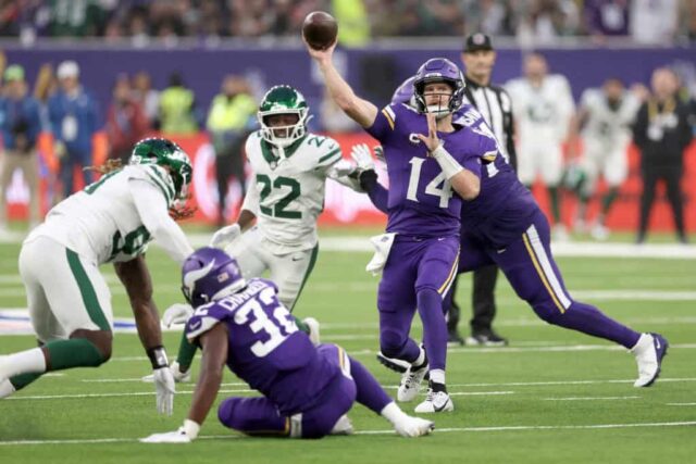 LONDRES, INGLATERRA - 06 DE OUTUBRO: Sam Darnold do Minnesota Vikings passa a bola durante a partida da NFL entre New York Jets e Minnesota Vikings no Tottenham Hotspur Stadium em 06 de outubro de 2024 em Londres, Inglaterra. 