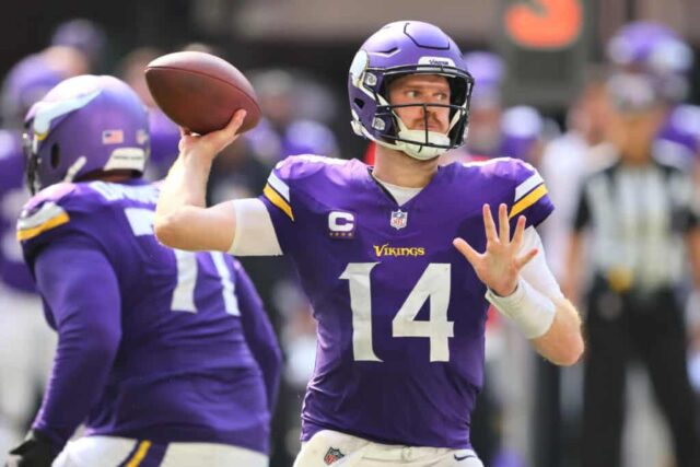 MINNEAPOLIS, MINNESOTA - 15 DE SETEMBRO: Sam Darnold # 14 do Minnesota Vikings lança um passe contra o San Francisco 49ers durante o quarto período no US Bank Stadium em 15 de setembro de 2024 em Minneapolis, Minnesota.