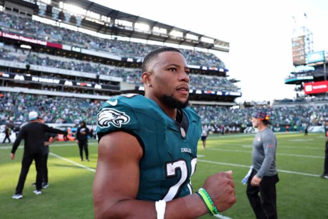 FILADÉLFIA, PENSILVÂNIA - 13 DE OUTUBRO: Saquon Barkley # 26 do Philadelphia Eagles observa após a vitória por 20-16 sobre o Cleveland Browns no Lincoln Financial Field em 13 de outubro de 2024 na Filadélfia, Pensilvânia. 