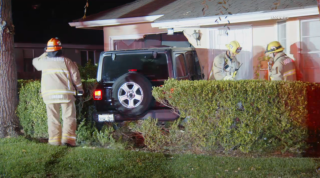 Jeep se envolve em colisão em Pasadena e depois bate em casa