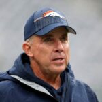 EAST RUTHERFORD, NOVA JERSEY - 29 DE SETEMBRO: O técnico Sean Payton do Denver Broncos observa antes de um jogo contra o New York Jets no MetLife Stadium em 29 de setembro de 2024 em East Rutherford, Nova Jersey.