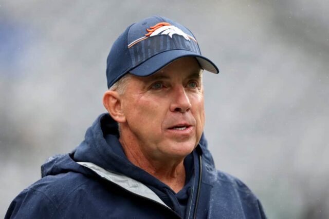 EAST RUTHERFORD, NOVA JERSEY - 29 DE SETEMBRO: O técnico Sean Payton do Denver Broncos observa antes de um jogo contra o New York Jets no MetLife Stadium em 29 de setembro de 2024 em East Rutherford, Nova Jersey.