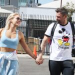 Brian Austin Green sorri de mãos dadas com Sharna Burgess na sexta-feira, 1 de outubro de 2021