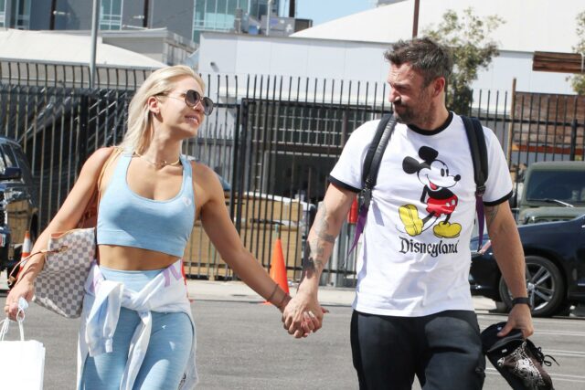 Brian Austin Green sorri de mãos dadas com Sharna Burgess na sexta-feira, 1 de outubro de 2021