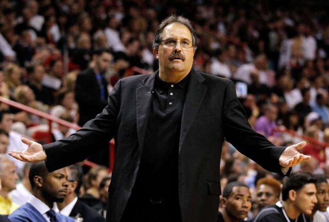 MIAMI, FL - 19 DE FEVEREIRO: O técnico do Orlando Magic, Stan Van Gundy, reage durante um jogo contra o Miami Heat na American Airlines Arena em 19 de fevereiro de 2012 em Miami, Flórida. NOTA AO USUÁRIO: O Usuário reconhece e concorda expressamente que, ao baixar e/ou usar esta Fotografia, o Usuário está concordando com os termos e condições do Contrato de Licença da Getty Images.