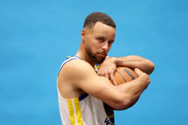 SÃO FRANCISCO, CALIFÓRNIA - 30 DE SETEMBRO: Stephen Curry nº 30 do Golden State Warriors posa para a mídia durante o Warriors Media Day no Chase Center em 30 de setembro de 2024 em San Francisco, Califórnia. NOTA AO USUÁRIO: O usuário reconhece e concorda expressamente que, ao baixar e/ou usar esta fotografia, o usuário concorda com os termos e condições do Contrato de Licença da Getty Images. 