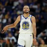 SAN FRANCISCO, CALIFÓRNIA - 11 DE OUTUBRO: Stephen Curry nº 30 do Golden State Warriors aperta sua mão depois de esbarrar em um jogador durante a primeira metade do jogo de pré-temporada contra o Sacramento Kings no Chase Center em 11 de outubro de 2024 em San Francisco, Califórnia . NOTA AO USUÁRIO: O usuário reconhece e concorda expressamente que, ao baixar e/ou usar esta fotografia, o usuário concorda com os termos e condições do Contrato de Licença da Getty Images.