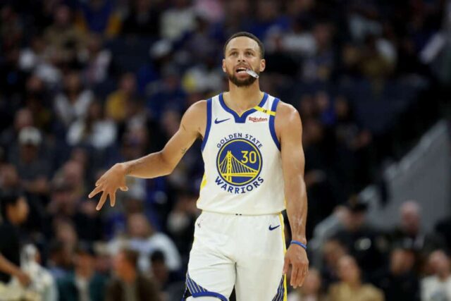 SAN FRANCISCO, CALIFÓRNIA - 11 DE OUTUBRO: Stephen Curry nº 30 do Golden State Warriors aperta sua mão depois de esbarrar em um jogador durante a primeira metade do jogo de pré-temporada contra o Sacramento Kings no Chase Center em 11 de outubro de 2024 em San Francisco, Califórnia . NOTA AO USUÁRIO: O usuário reconhece e concorda expressamente que, ao baixar e/ou usar esta fotografia, o usuário concorda com os termos e condições do Contrato de Licença da Getty Images.