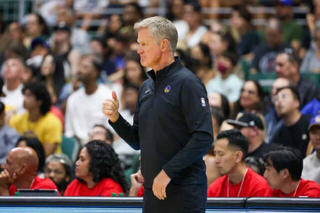 HONOLULU, HAVAÍ - 5 DE OUTUBRO: O técnico Steve Kerr do Golden State Warriors faz sinal de positivo para seus jogadores durante a primeira metade de um jogo de exibição contra o LA Clippers na SimpliFi Arena em 5 de outubro de 2024 em Honolulu, Havaí. NOTA AO USUÁRIO: O Usuário reconhece e concorda expressamente que, ao baixar e/ou usar esta fotografia, o Usuário está concordando com os termos e condições do Contrato de Licença da Getty Images.