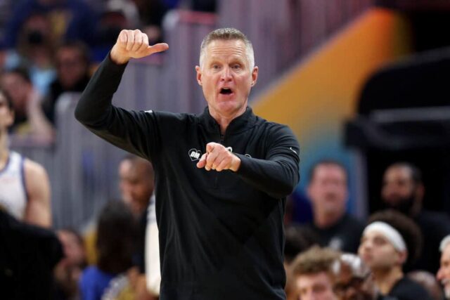 SAN FRANCISCO, CALIFÓRNIA - 24 DE JANEIRO: O técnico do Golden State Warriors, Steve Kerr, grita para seu time durante o jogo contra o Atlanta Hawks no primeiro tempo no Chase Center em 24 de janeiro de 2024 em San Francisco, Califórnia. NOTA AO USUÁRIO: O Usuário reconhece e concorda expressamente que, ao baixar e/ou usar esta fotografia, o Usuário está concordando com os termos e condições do Contrato de Licença da Getty Images.