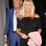 Suzanne Somers e seu marido Alan Hamel são vistos saindo do restaurante de Craig depois de jantar na noite do Emmy