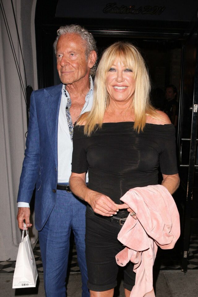 Suzanne Somers e seu marido Alan Hamel são vistos saindo do restaurante de Craig depois de jantar na noite do Emmy