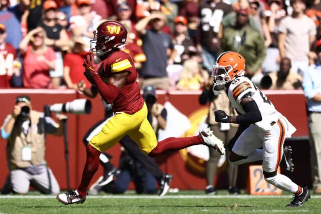 LANDOVER, MARYLAND - OUTUBRO 06: Terry McLaurin nº 17 do Washington Commanders faz uma recepção contra Denzel Ward nº 21 do Cleveland Browns no primeiro quarto do jogo no Northwest Stadium em 06 de outubro de 2024 em Landover, Maryland.