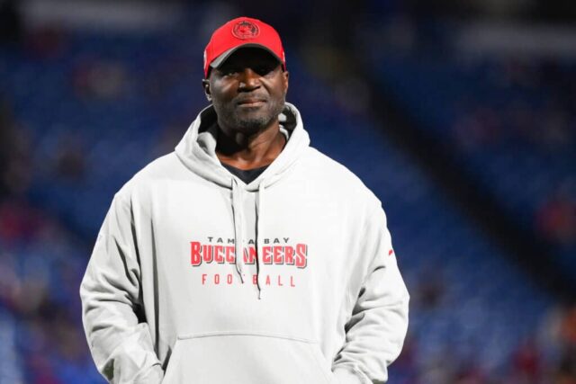 O técnico Todd Bowles, do Tampa Bay Buccaneers, observa antes de um jogo contra o Buffalo Bills no Highmark Stadium em 26 de outubro de 2023 em Orchard Park, Nova York.