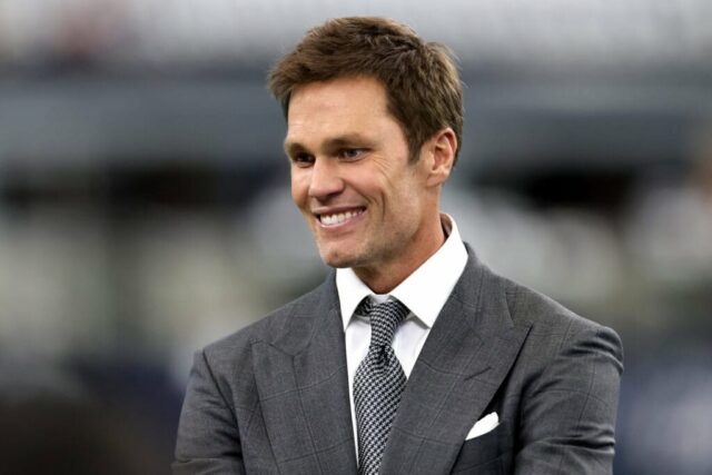 ARLINGTON, TEXAS - 13 DE OUTUBRO: Tom Brady, ex-quarterback da NFL, observa antes do Detroit Lions jogar contra o Dallas Cowboys no AT&T Stadium em 13 de outubro de 2024 em Arlington, Texas. 