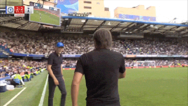 Thomas Tuchel entrou em confronto com Antonio Conte durante o confronto do Chelsea na Premier League contra o Tottenham, há dois anos. 