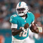 MIAMI GARDENS, FLÓRIDA - 30 DE SETEMBRO: Tyler Huntley # 18 do Miami Dolphins corre com a bola contra o Tennessee Titans durante o segundo quarto no Hard Rock Stadium em 30 de setembro de 2024 em Miami Gardens, Flórida.