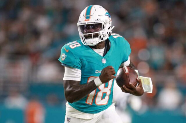 MIAMI GARDENS, FLÓRIDA - 30 DE SETEMBRO: Tyler Huntley # 18 do Miami Dolphins corre com a bola contra o Tennessee Titans durante o segundo quarto no Hard Rock Stadium em 30 de setembro de 2024 em Miami Gardens, Flórida.