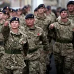 Fúria à medida que o tamanho do Exército Britânico 'encolhe ao nível da Era Napoleônica' dentro de meses