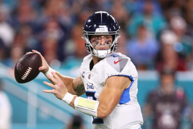 MIAMI GARDENS, FLÓRIDA - 30 DE SETEMBRO: Will Levis # 8 do Tennessee Titans lança um passe contra o Tennessee Titans durante o primeiro quarto no Hard Rock Stadium em 30 de setembro de 2024 em Miami Gardens, Flórida. 