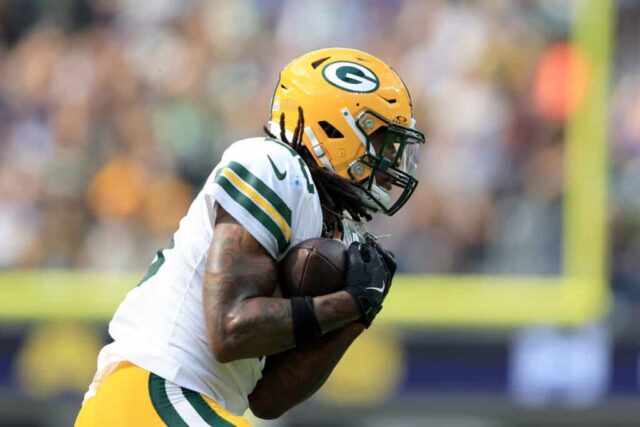 INGLEWOOD, CALIFÓRNIA - 06 DE OUTUBRO: Xavier McKinney # 29 do Green Bay Packers intercepta um passe contra o Los Angeles Rams durante o terceiro quarto no SoFi Stadium em 06 de outubro de 2024 em Inglewood, Califórnia. 