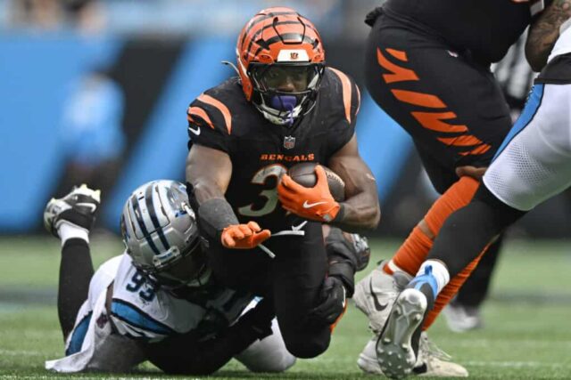 CHARLOTTE, CAROLINA DO NORTE - 29 DE SETEMBRO: Zack Moss nº 31 do Cincinnati Bengals corre com a bola enquanto é abordado por LaBryan Ray nº 93 do Carolina Panthers no quarto período no Bank of America Stadium em 29 de setembro de 2024 em Charlotte, Norte Carolina.