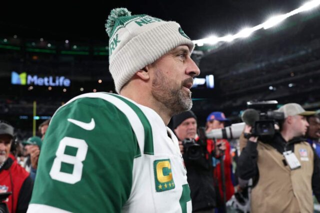 EAST RUTHERFORD, NOVA JERSEY - 14 DE OUTUBRO: Aaron Rodgers nº 8 do New York Jets entra em campo após o jogo contra o Buffalo Bills no MetLife Stadium em 14 de outubro de 2024 em East Rutherford, Nova Jersey