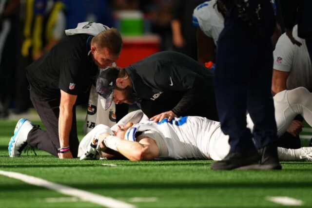 ARLINGTON, TEXAS - 13 DE OUTUBRO: Aidan Hutchinson nº 97 do Detroit Lions é atendido pela equipe médica após machucar a perna ao registrar um sack em Dak Prescott nº 4 do Dallas Cowboys no terceiro quarto de um jogo no AT&T Stadium em outubro 13 de outubro de 2024 em Arlington, Texas. 